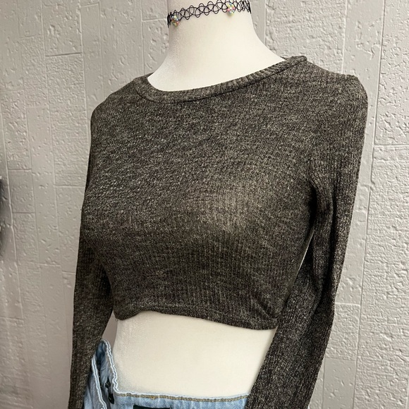 small crop top - Picture 5 of 6